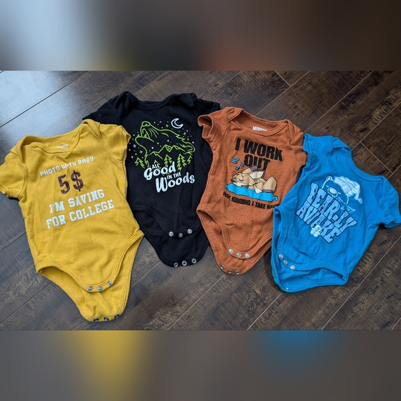 Bundle of 4 onesies - Picture 1 of 9